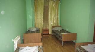Гостиница Надежда  Надым Кровать в общем 6-местном номере для мужчин и женщин-1