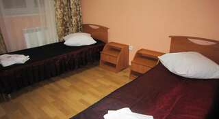 Гостиница Надежда  Надым Двухместный номер с 2 отдельными кроватями и ванной комнатой-1